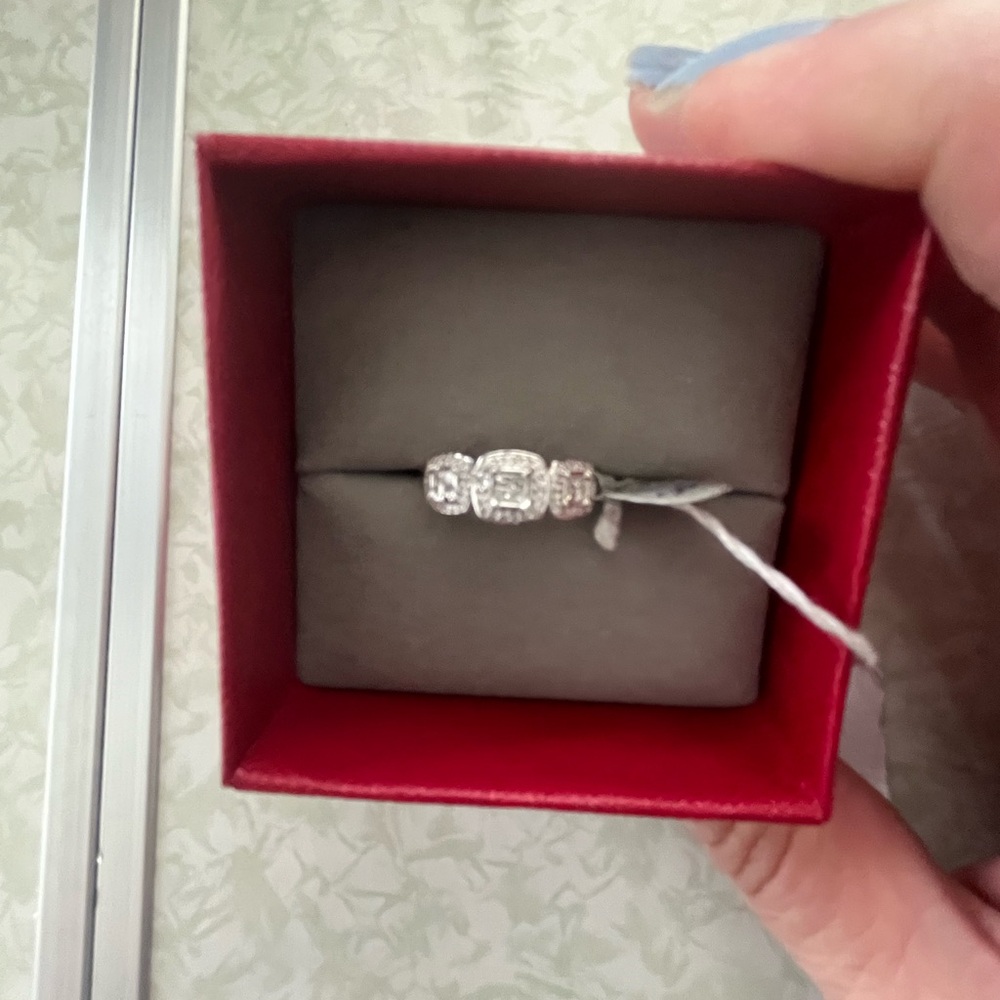 Elegant 10K white gold Diamond Ring